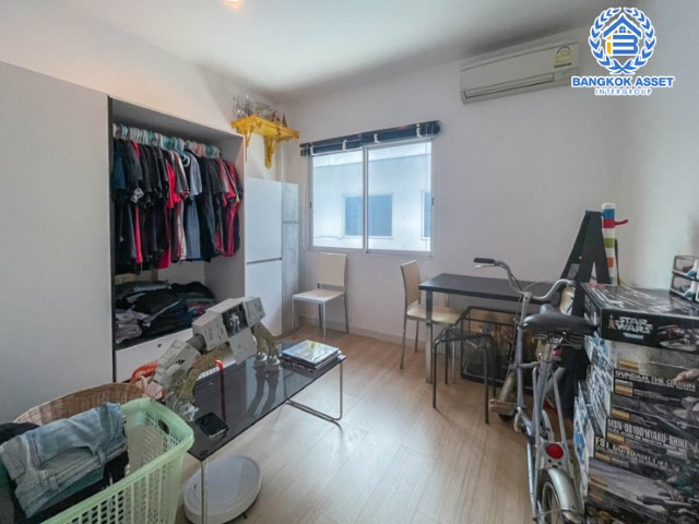 ทาวน์เฮ้าส์มือสองย่านกรุงเทพฯ ม.เนอวานา คลัสเตอร์ รามคำแหง เนื้อที่มากถึง 21.7 ตร.ว. ฟังก์ชัน 3 ห้องนอน 2 ห้องน้ำ 2 ที่จอดรถ บ้านสภาพสวย พร้อมอยู่ บนทำเลแห่งการเดินทาง ใกล้สนามบินสุวรรณภูมิ และรถไฟฟ้า (ในอนาคต) สายสีส้ม "สถานีราษฎร์พัฒนา"